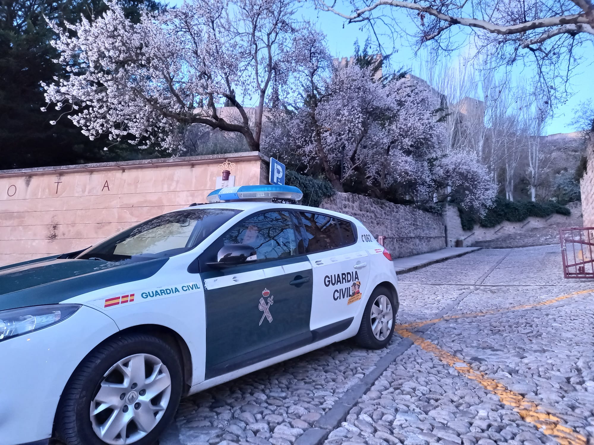 Vehículo de la Guardia Civil cortando la entrada a la turística Fortaleza de la Mota, en las inmediaciones de donde ha sido encontrado el cuerpo sin vida de la menor.