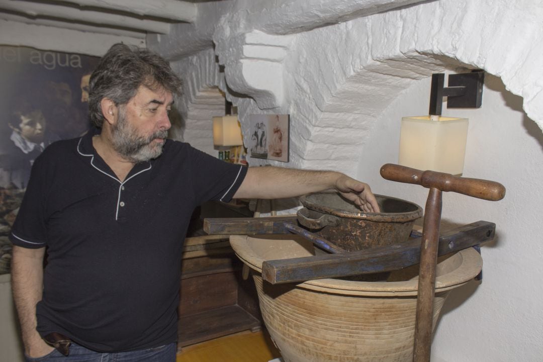 Luis Celorio, mostrando una de sus piezas, en la que se hacía la colada para blanquear las prendas.