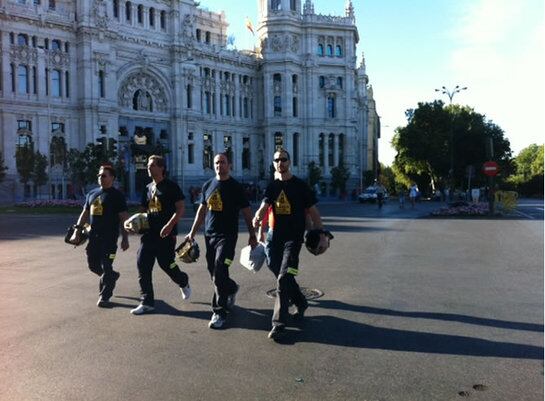 Miembros de la marea negra a su paso por Cibeles, de camino al inicio de la manifestación