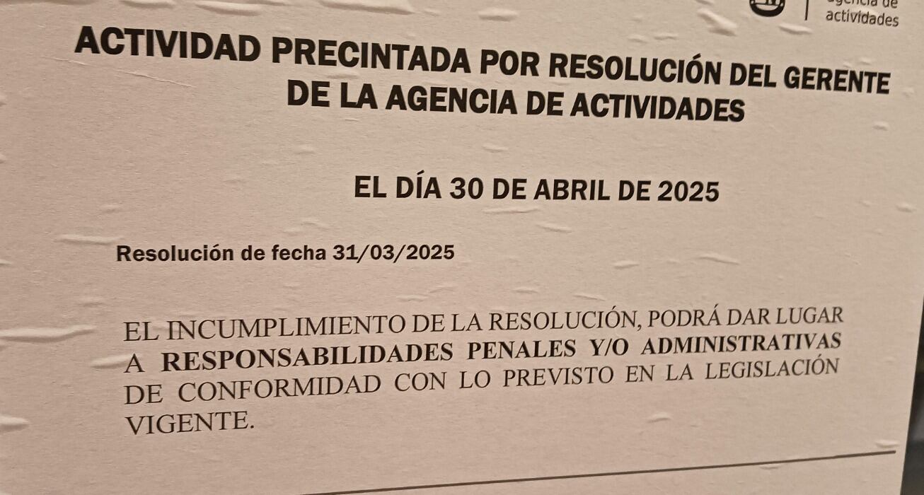 Un cartel de la Agencia de Actividades del Ayuntamiento de Madrid anuncia el precinto de un local en el Espacio Caleido