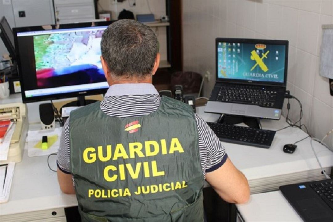 Técnico de la Guardia Civil investigando delitos de ciberdelincuencia