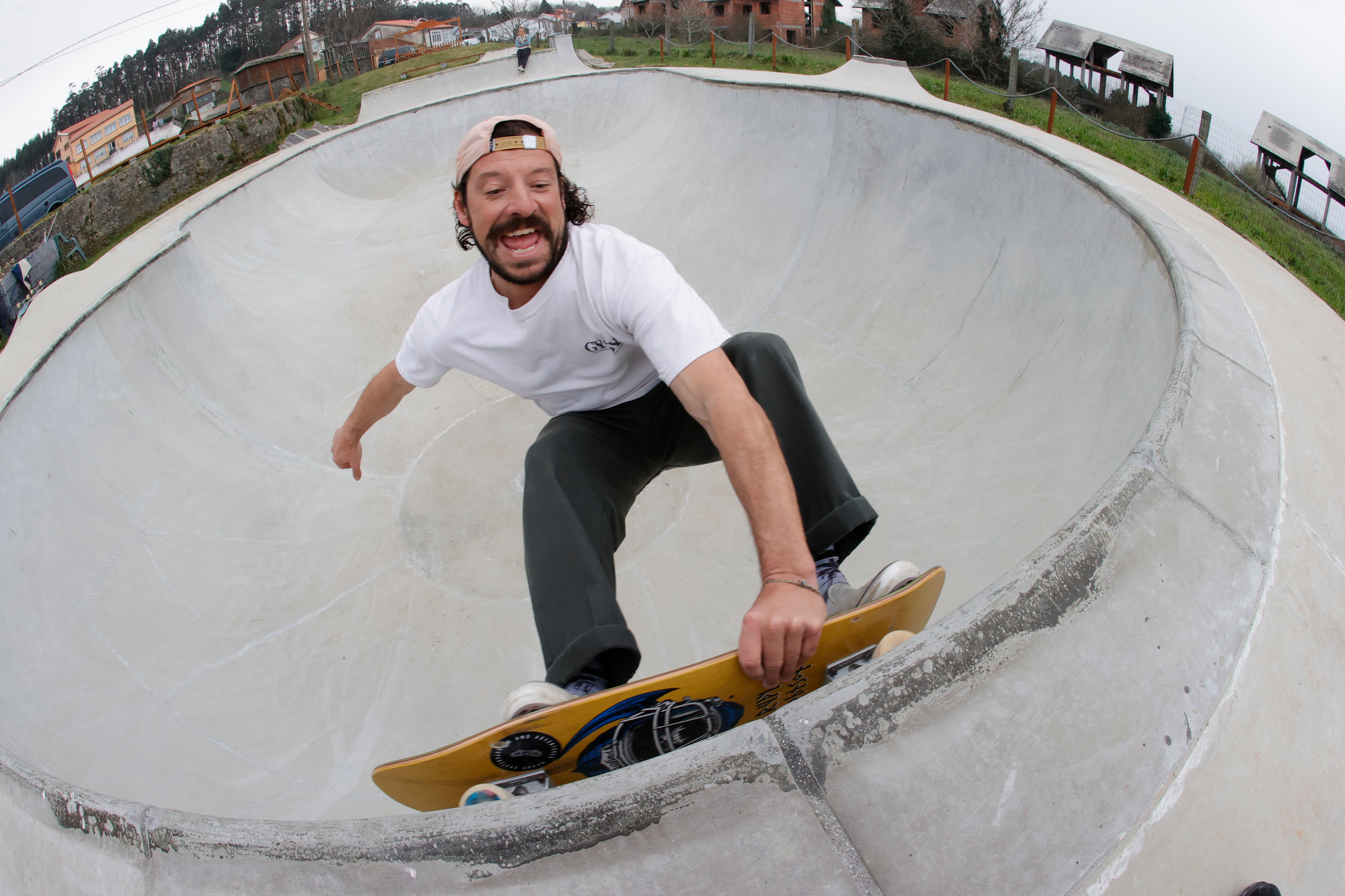 El turismo vinculado con deportes como el surf o el skate se erige como alternativa económica en la comarca de Ferrol, uno de los principales destinos  de los surfistas en España, con proyectos como el de Gypsy Pantin, promovido por los italianos Andrea Cavaletti y Alicia Arduini, que ofrecen en su vivienda turística una instalación para los amantes del skate (foto: Kiko Delgado / EFE)