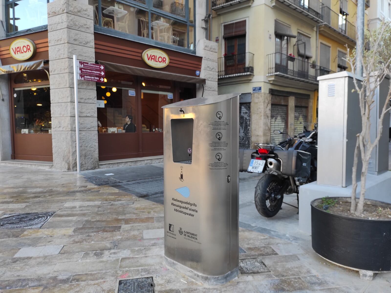 Fuente de agua refrigerada en la plaza de la Reina