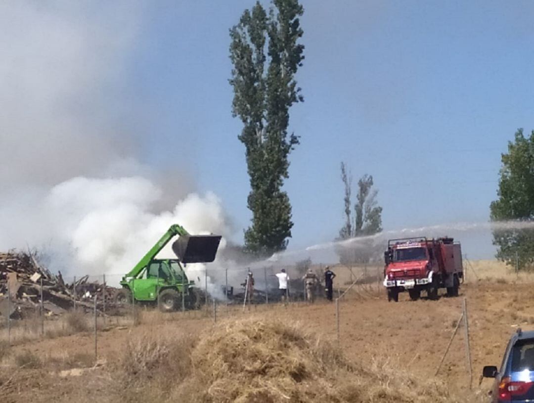 Las llamas saltaron de una finca a la colindante