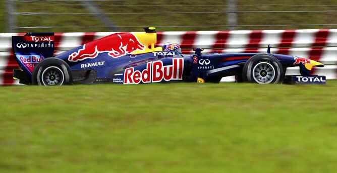 El piloto australiano de Fórmula Uno Mark Webber, de Red Bull, conduce su monoplaza durante la tercera sesión de entrenamientos en el circuito de Sepang en Kuala Lumpur (Malasia)