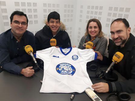 De izquierda a derecha Fernando Gracia, responsable de marketing y acción social del Unión Leganés, Axel, jugador de ADIL, Sara Martínez, gerente de la Fundación Esfera, y el pediatra Iván Carabaño.