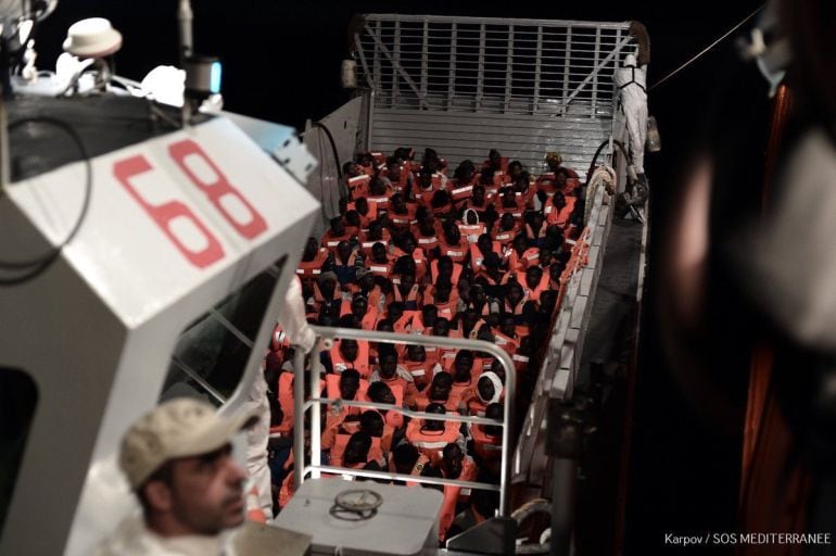 Más de 600 inmigrantes rescatados en un macro operativo nocturno en el Mediterráneo Central por el &#039;Aquarius&#039;.