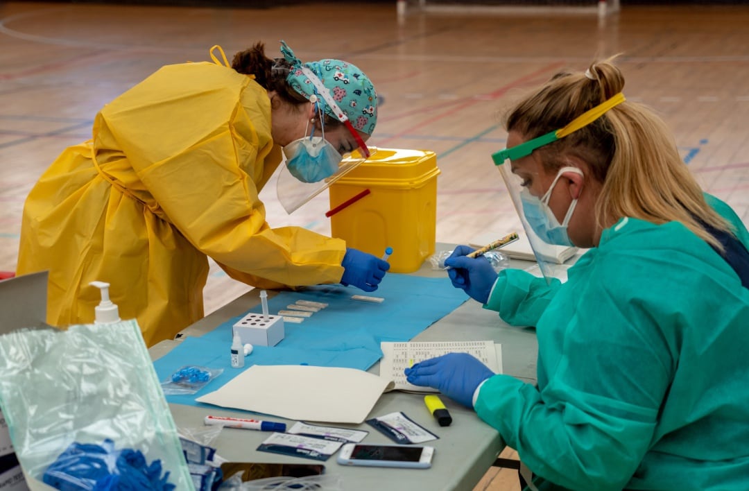 Sanitarios en pruebas de cribado de Covid-19 con test de antígenos.