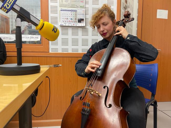 Inma, chelista del grupo Tresillo