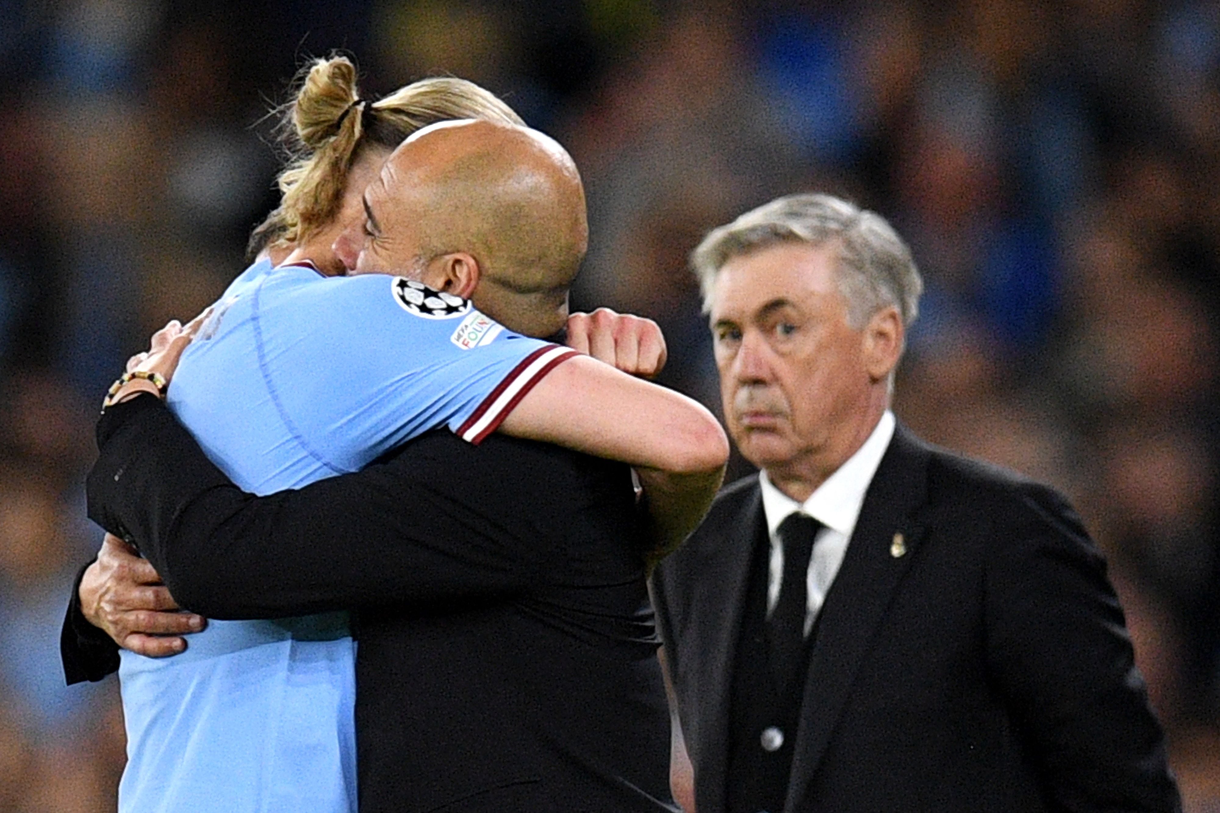 Ancelotti mira a Pep Guardiola y Haaland, abrazados.