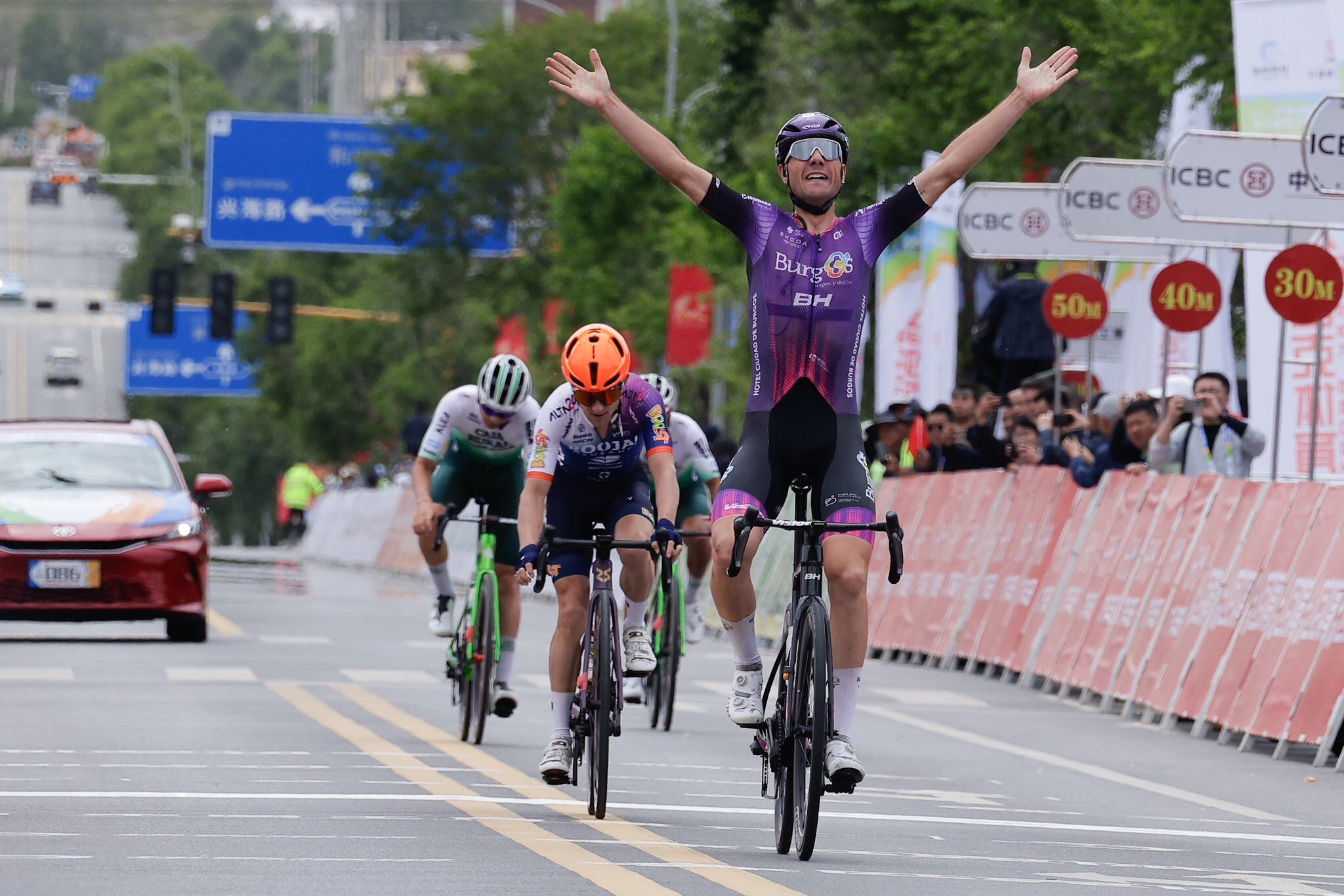 Mario Aparicio festeja su triunfo