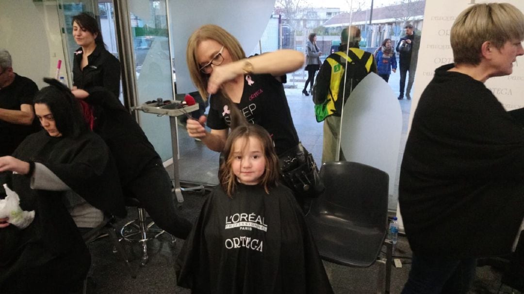 No importa la edad para donar pelo solidario a la Asociación Española contra el Cáncer 