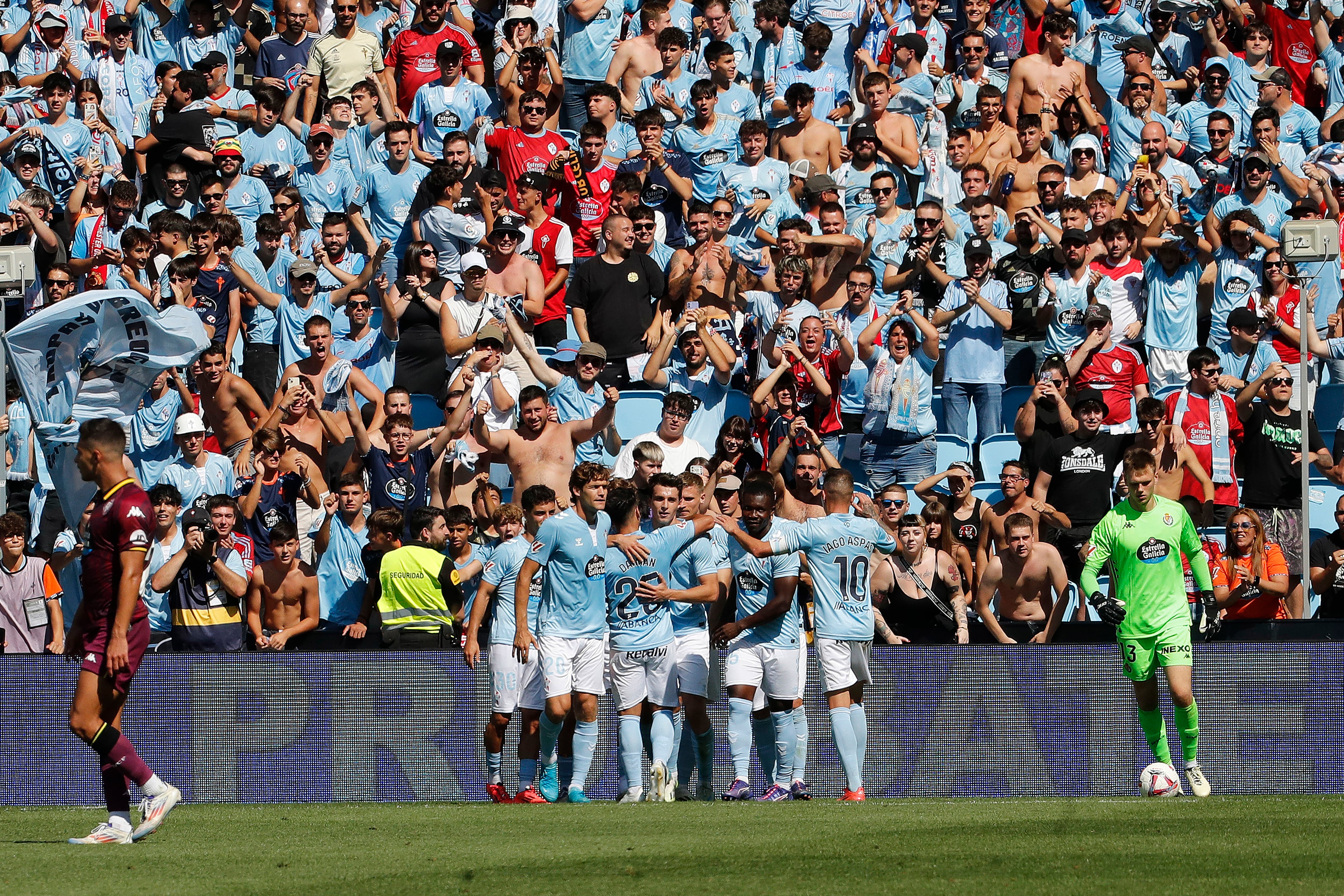 VIGO, 15/09/2024.- Los jugadores del Celta celebran su tercer gol ante el Valladolid durante el partido de LaLiga EA Sports entre el Celta de Vigo y el Valladolid este domingo en el estadio de Balaídos de Vigo. EFE / Salvador Sas
