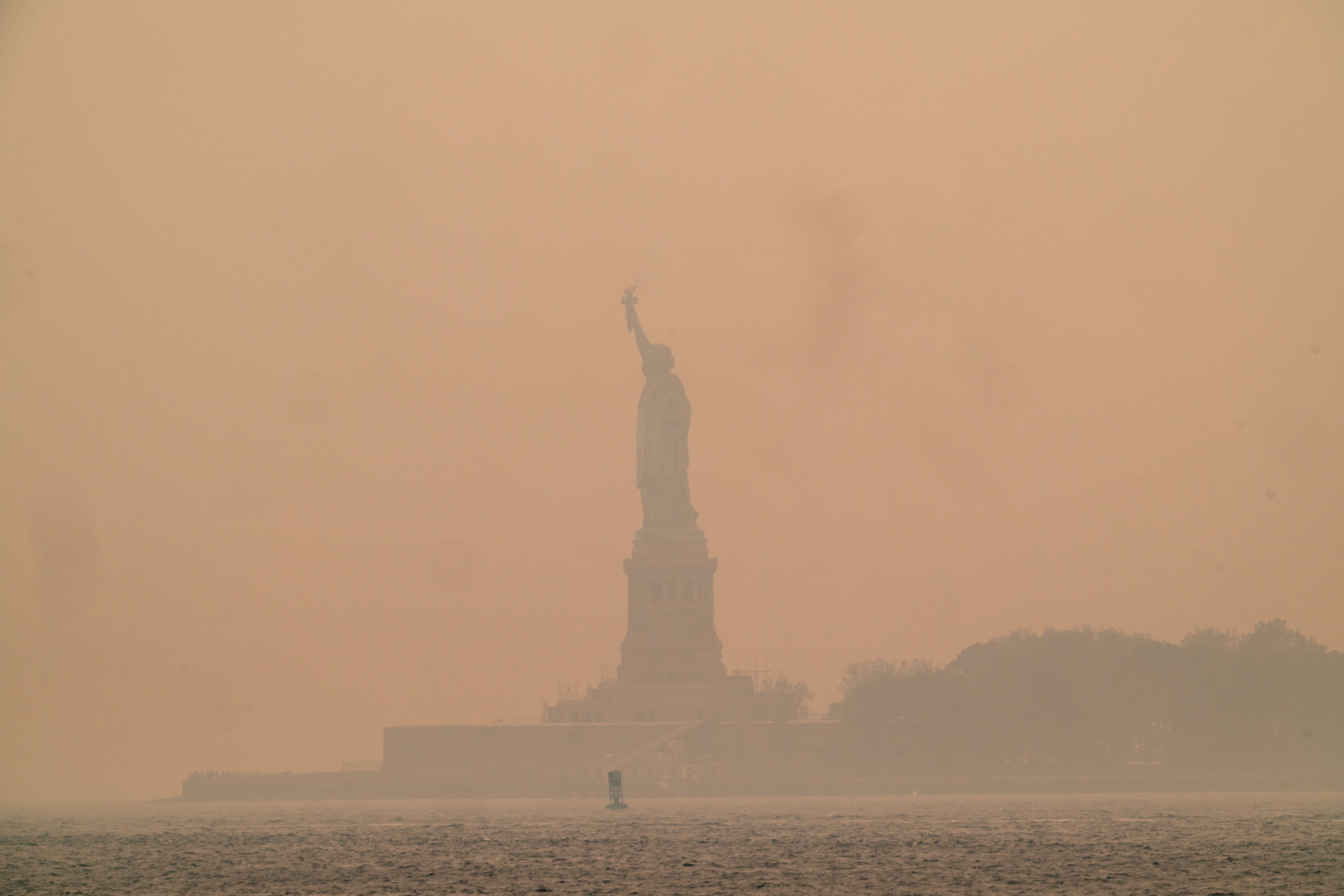 El humo de los incendios de Canadá envuelve la Estatua de la Libertad en Nueva York