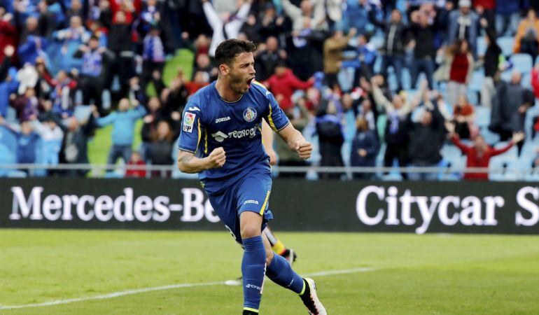 El delantero del Getafe Álvaro Vázquez celebra el gol marcado por el defensa Scepovic, durante el partido correspondiente a la trigésimo séptima jornada de la Liga, contra el Sporting de Gijón.