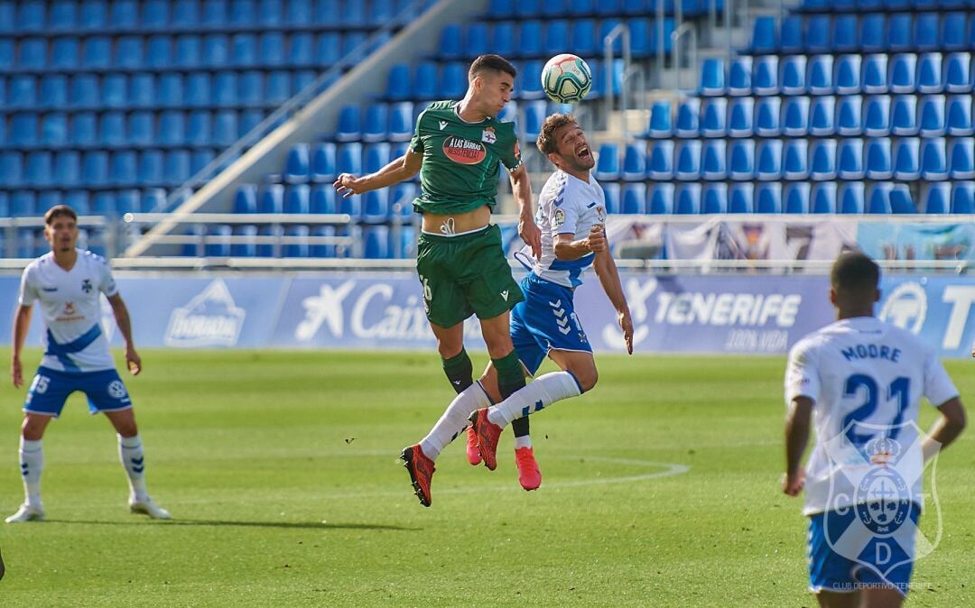 Un momento del encuentro disputado entre el CD Tenerife y el Deportivo de La Coruña en el Heliodoro Rodríguez López