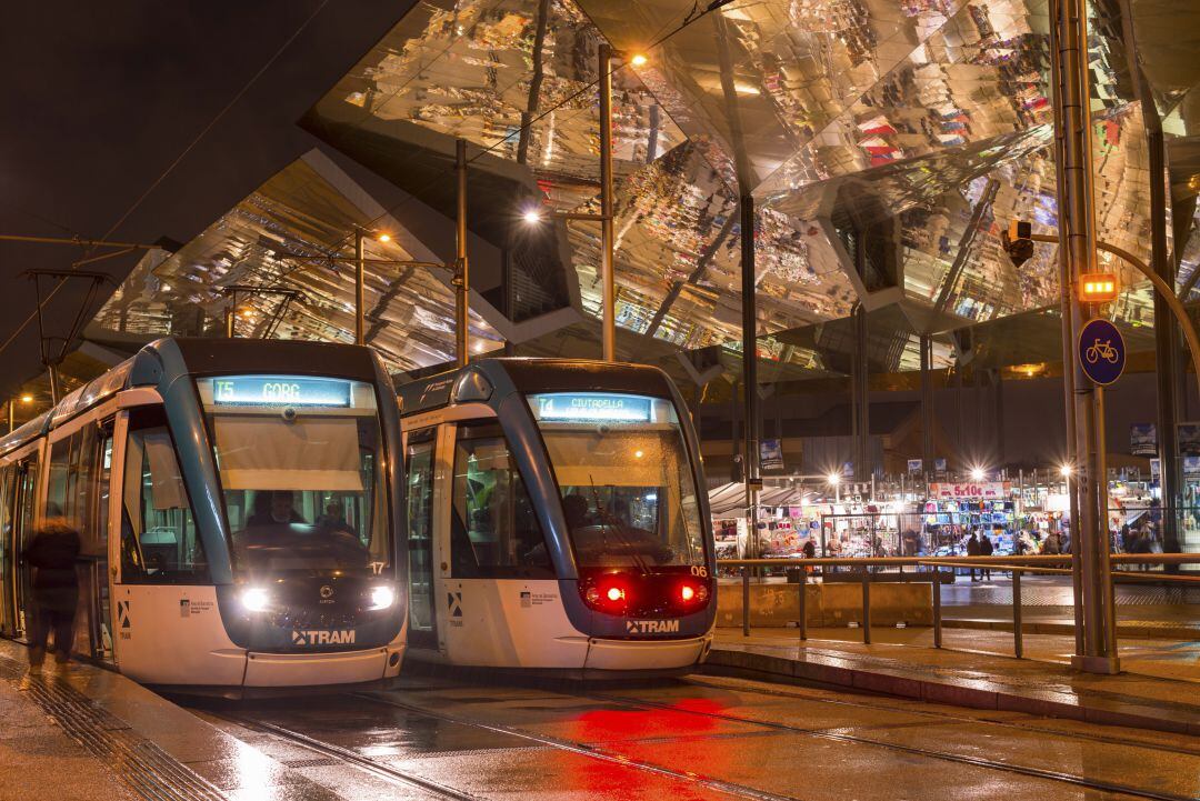 Imatge d'arxiu de dos combois del Tram