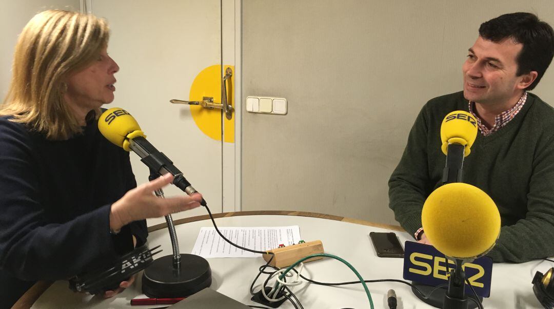 El secretario general del PSdeG, Gonzalo Caballero, con Aida Pena antes de la entrevista.