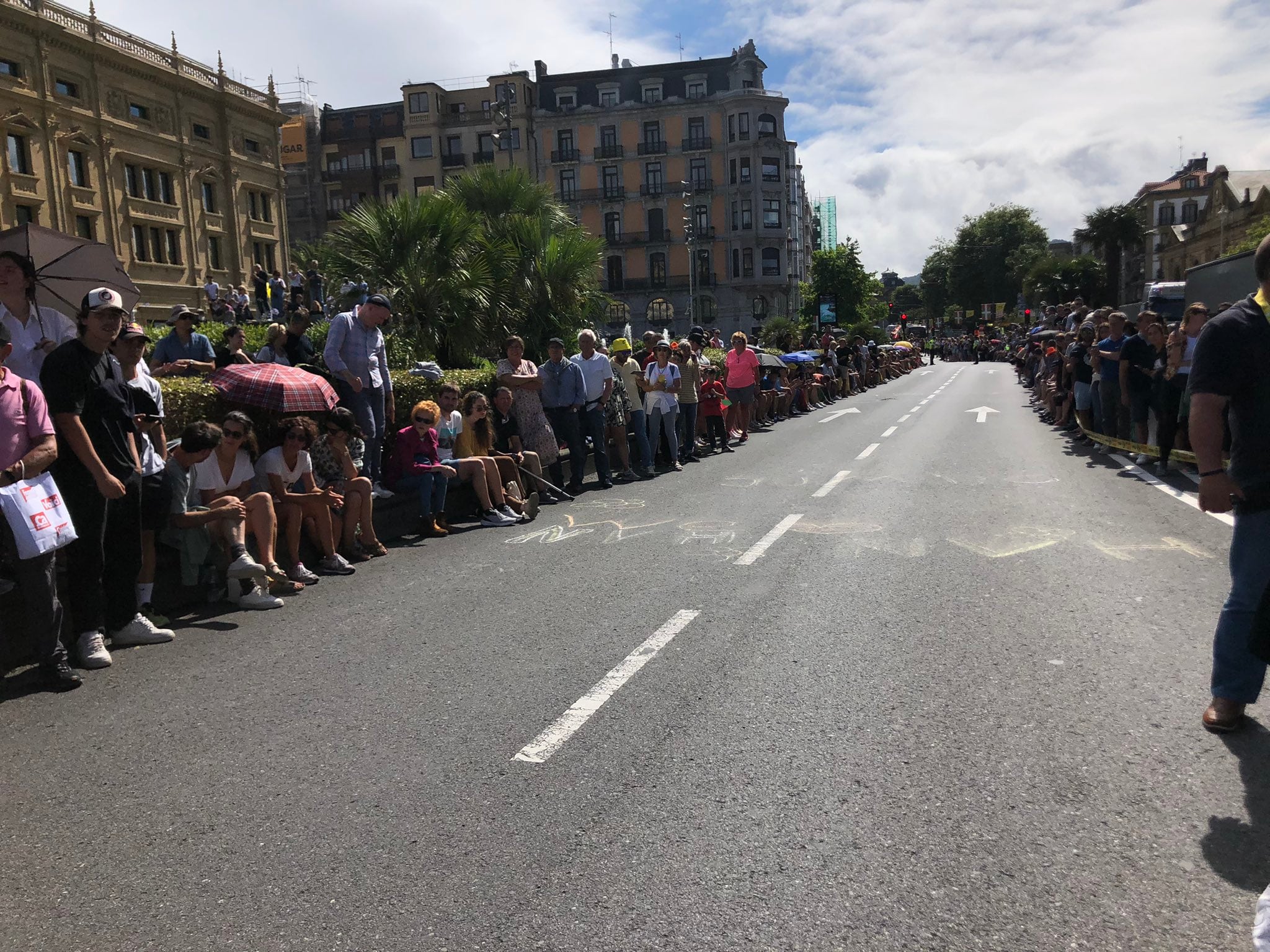 Imagen del Boulevard repleto de aficionados en la llegada del Tour a Donostia.