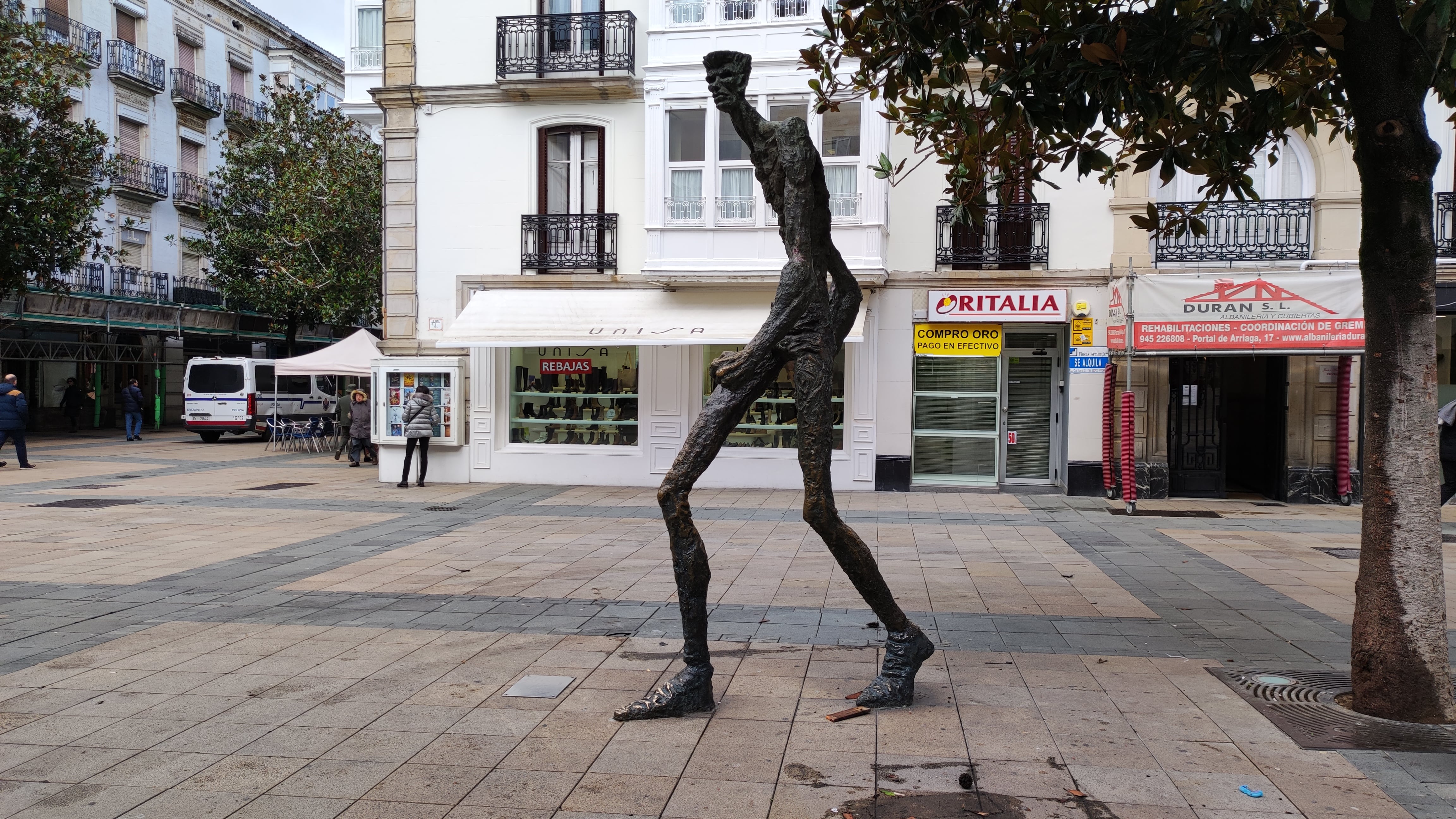 Escultura “El Caminante” / I. Armentia