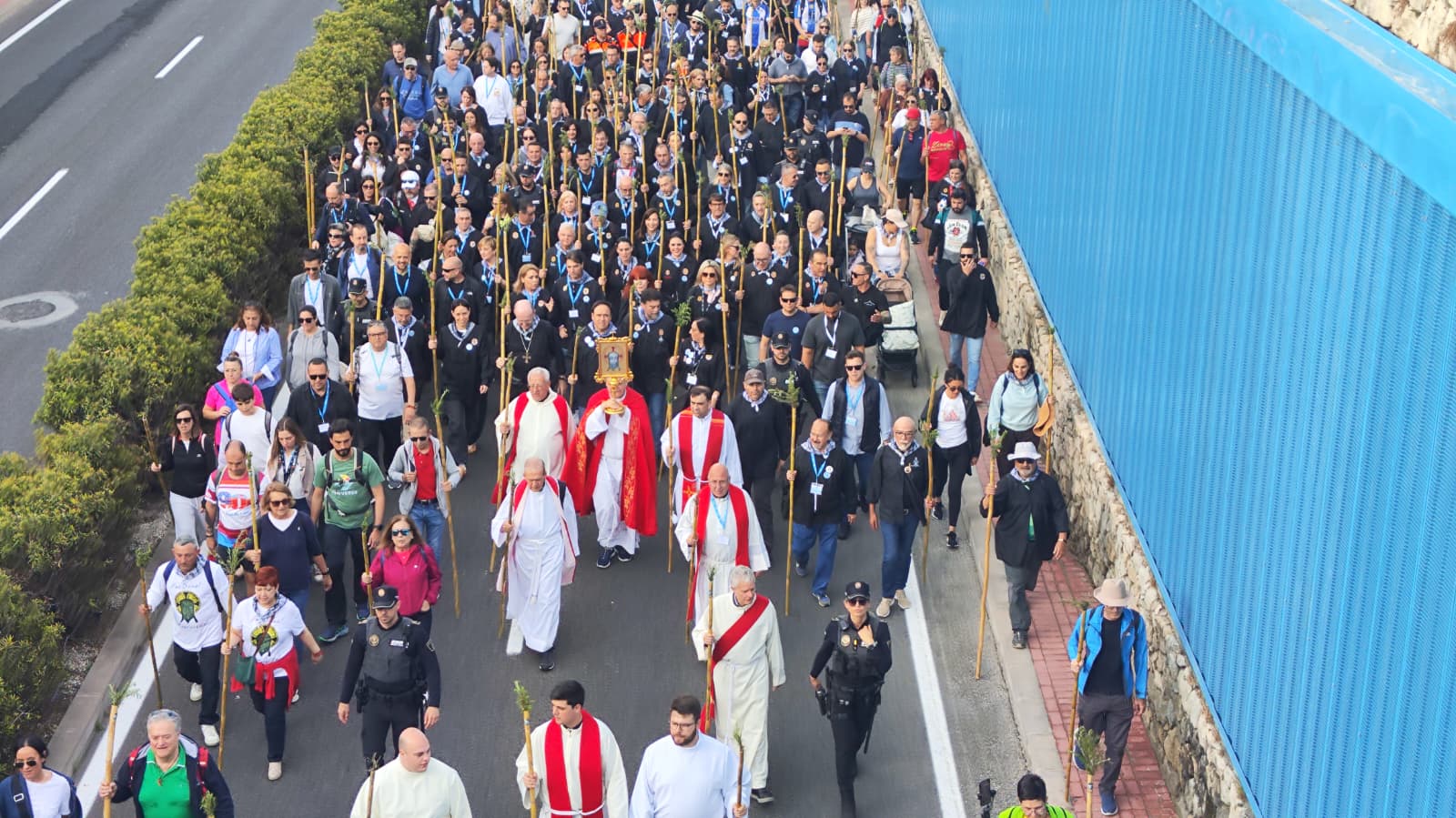 La comitiva oficial con la reliquia en la avenida de Denia