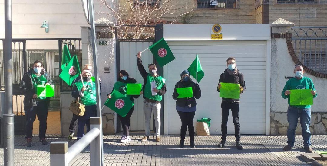 Miembros de la AABI y la PAH ante la sede del Juzgado Decano de Jaén.