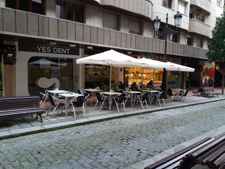 Terrazas en una calle comercial de Oviedo.