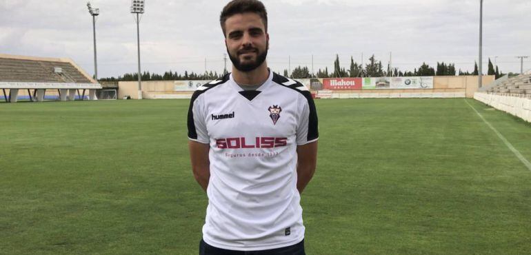 Pelayo Novo posa con la indumentaria del Albacete Balompié