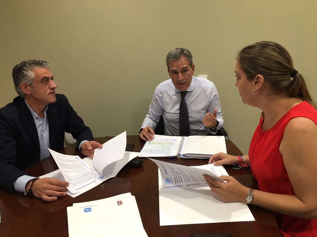 Los procuradores José María Bravo y María Ángeles García junto al Secretario General del Grupo Parlamentario Popular de las Cortes de CyL, Juan José Sanz Vitorio.
