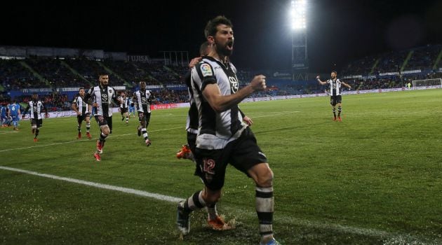 Coke celebra su gol en el Coliseum Alfonso Pérez