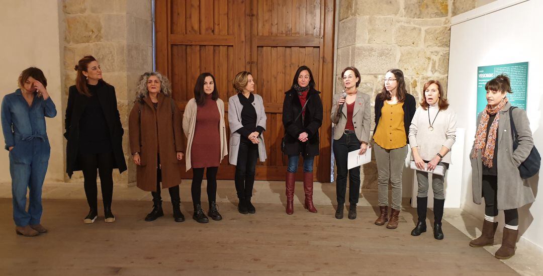 Artistas que exponen en "Versionadas" junto a los organizadores de la muestra de la Casa Junco en Palencia
