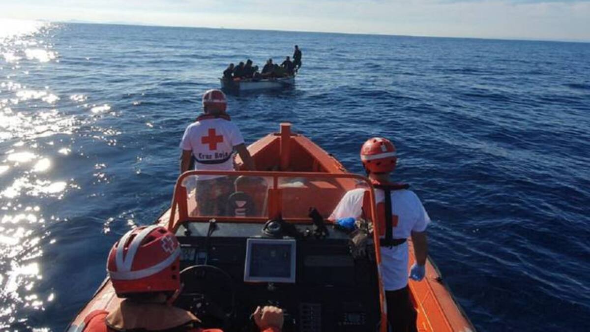 Cruz Roja da asistencia a una embarcación llegada a Teulada en precarias concidiones