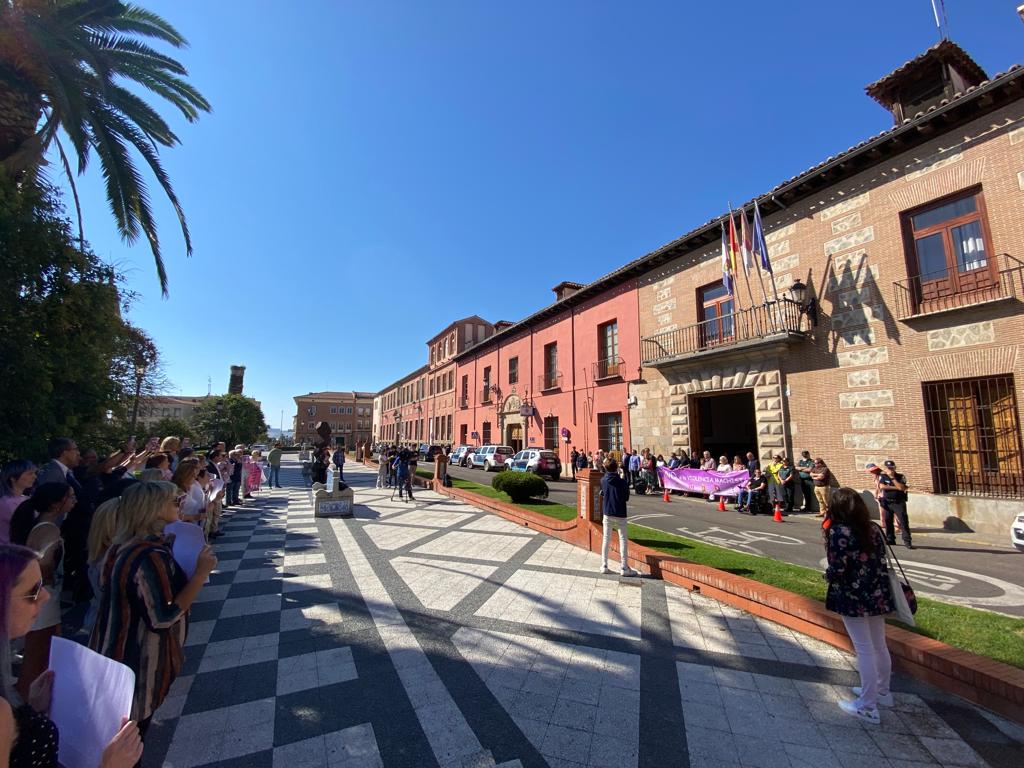 Separación física entre el PSOE de Talavera y el gobierno municipal PP y VOX en el último minuto de silencio por violencia machista que se ha celebrado esta mañana en Talavera de la Reina