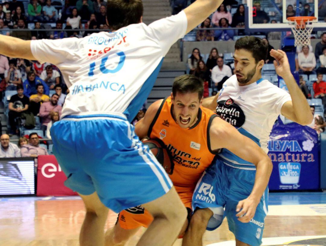 GRAF6599. SANTIAGO DE COMPOSTELA, El base del Valencia Basket Sam Van Rossom (c) juega la pelota entre Vladimir Brodzamsky (i) y Pepe Pozas, ambos del Monbus Obradoiro, durante el partido de la Liga Endesa de baloncesto disputado esta tarde en el Multiuso