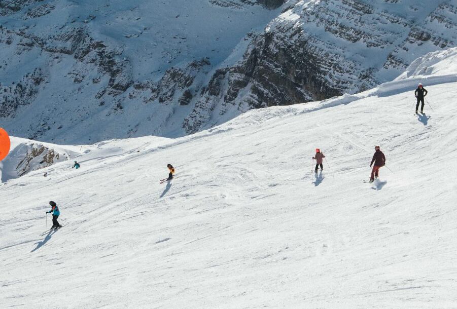 Esquiadores en las intalaciones de Candanchú
