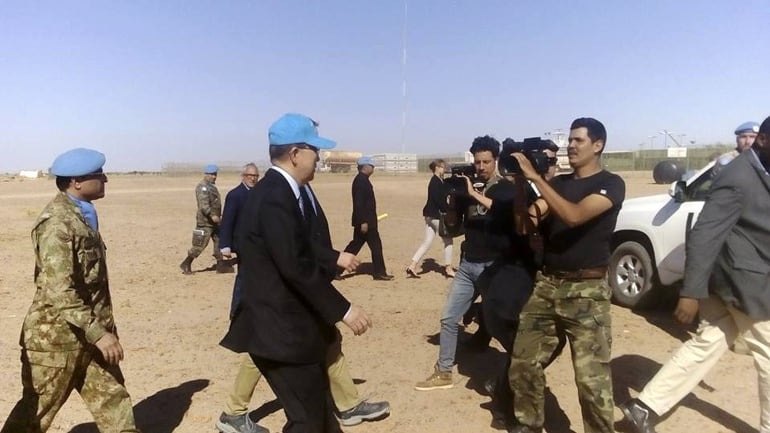 El secretario general de la ONU, Ban Ki-Moon (2i), durante la visita el pasado sábado a la localidad de Bir Lehlu, en el Sahara Occidental, la más importante en la &quot;zona liberada&quot; que el Frente Polisario arrebató a Marruecos, potencia ocupante, durante lo