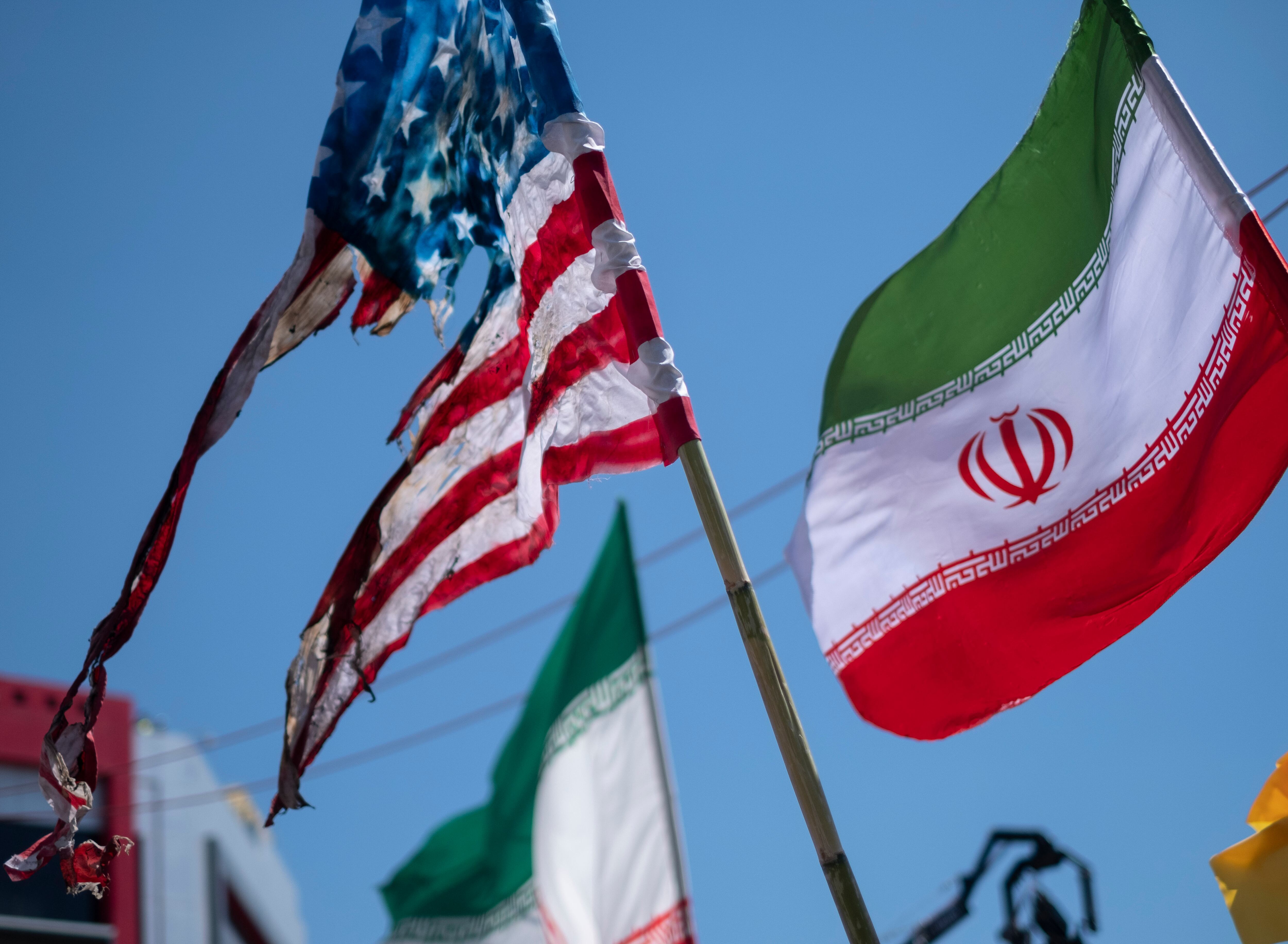 Una bandera estadounidense quemada durante una manifestación en Irán en abril de este año