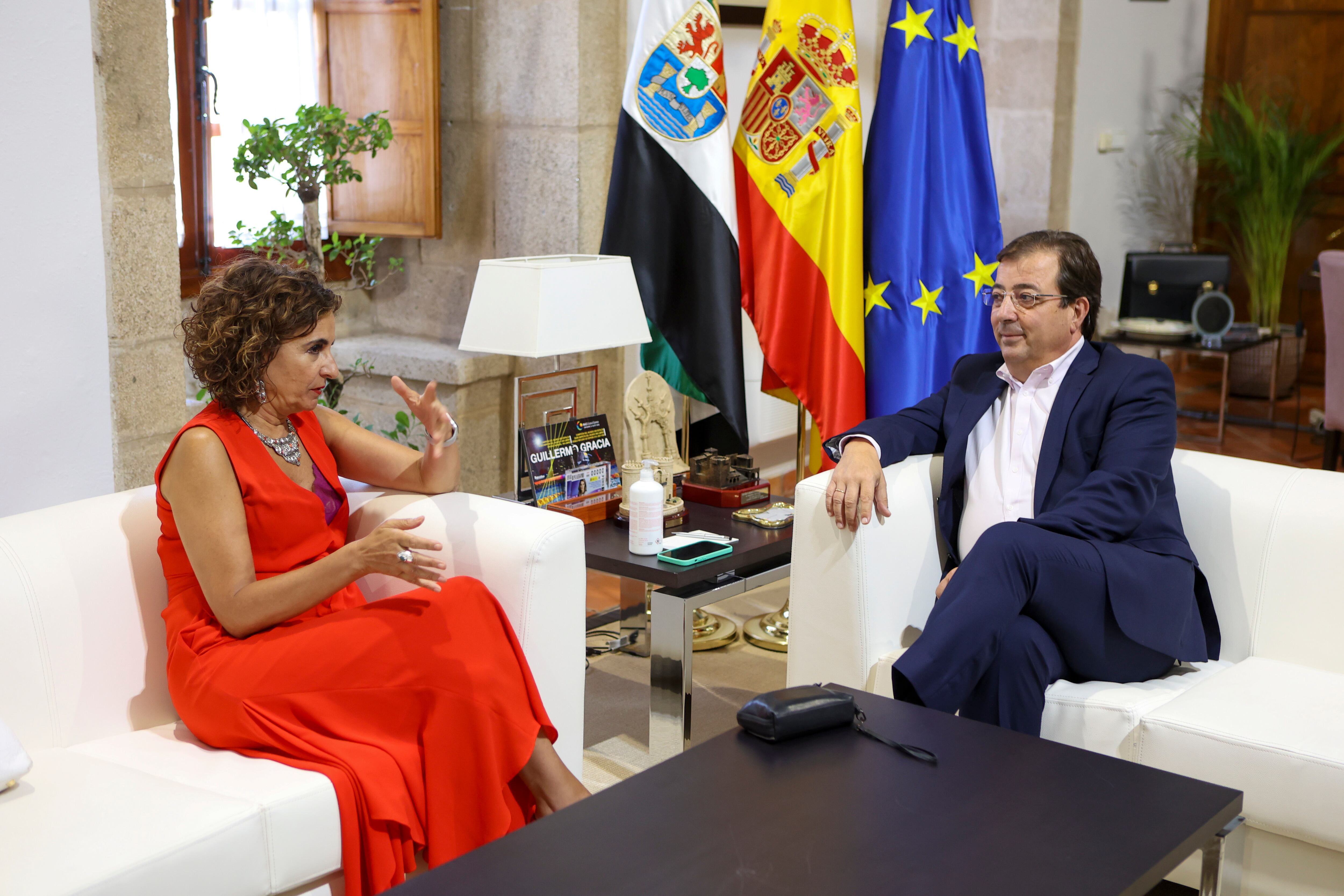 MÉRIDA, 01/09/2022.- El presidente de la Junta de Extremadura, Guillermo Fernández Vara (d) y la ministra de Hacienda y Función Pública, María Jesús Montero (i) durante su encuentro en la sede de Presidencia. EFE/ Jero Morales
