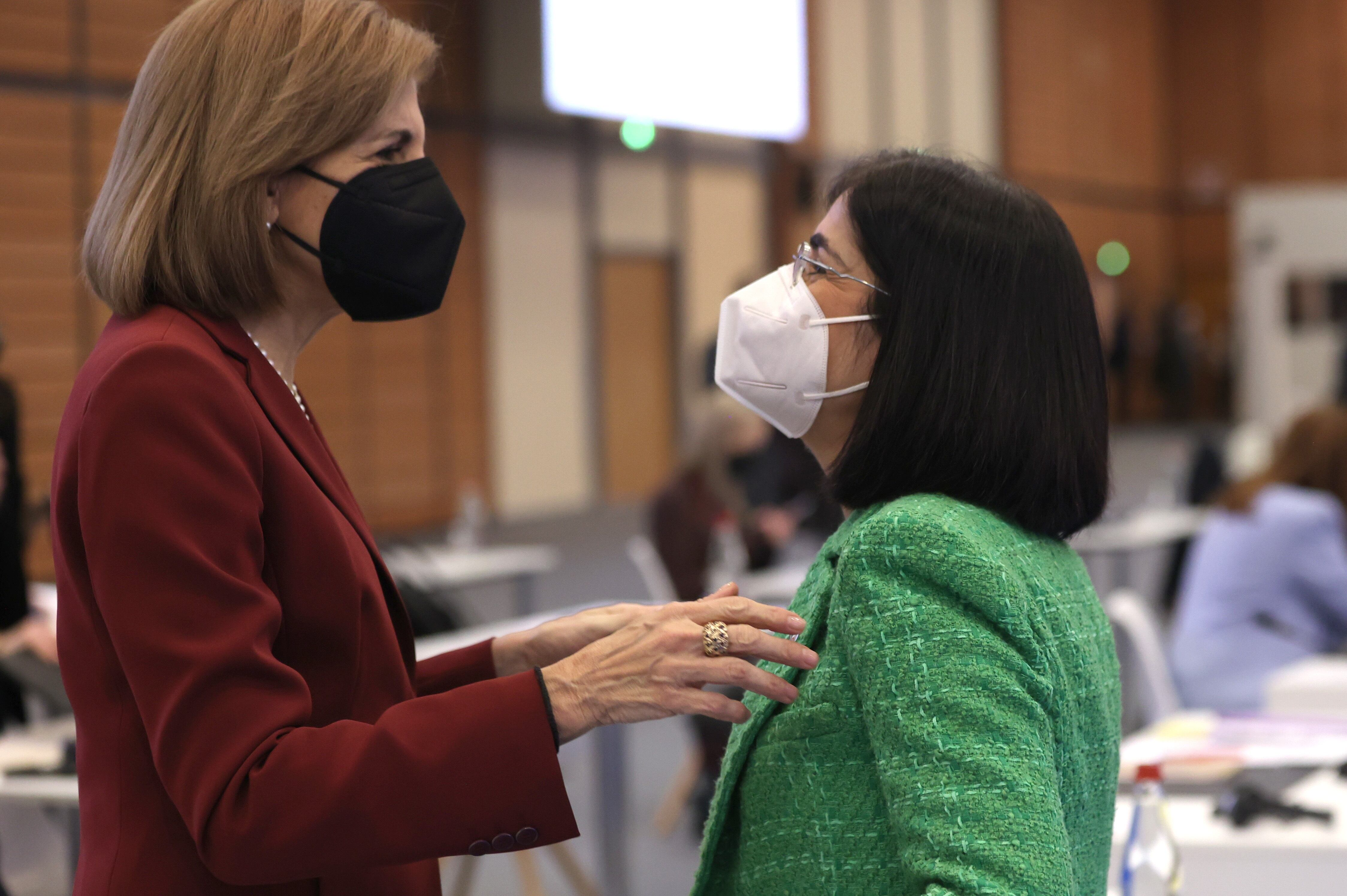 La ministra de Sanidad, Carolina Darias (d), conversa con la Comisaria europea de Salud, Stella Kyriakides (i), durante una reunión conjunta que los ministros de Asuntos Exteriores y de Sanidad de la Unión Europea celebran este miércoles en Lyon (Francia)