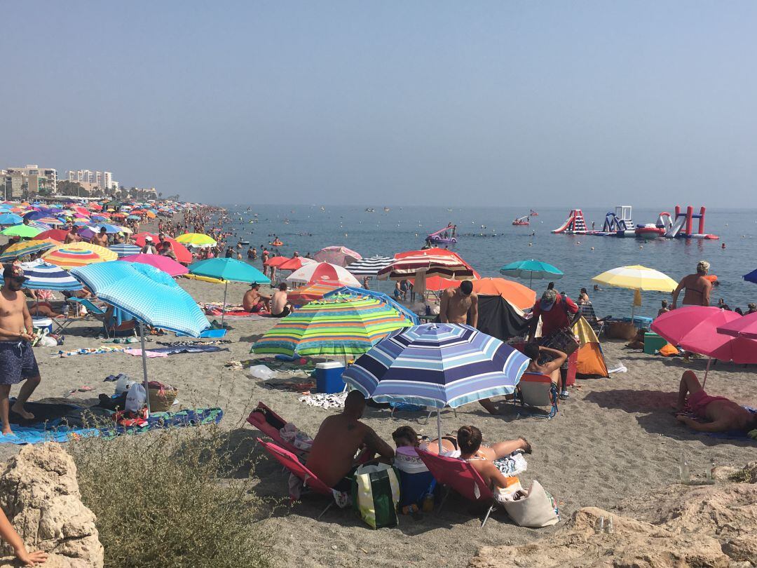 Bañistas disfrutan en la Playa de Salobreña