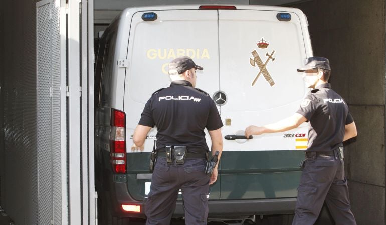 Luis Bárcenas, a su llegada a la Audiencia Nacional en un furgón de la Guardia Civil para comparecer ante el juez Pablo Ruz el 15 de julio de 2013.