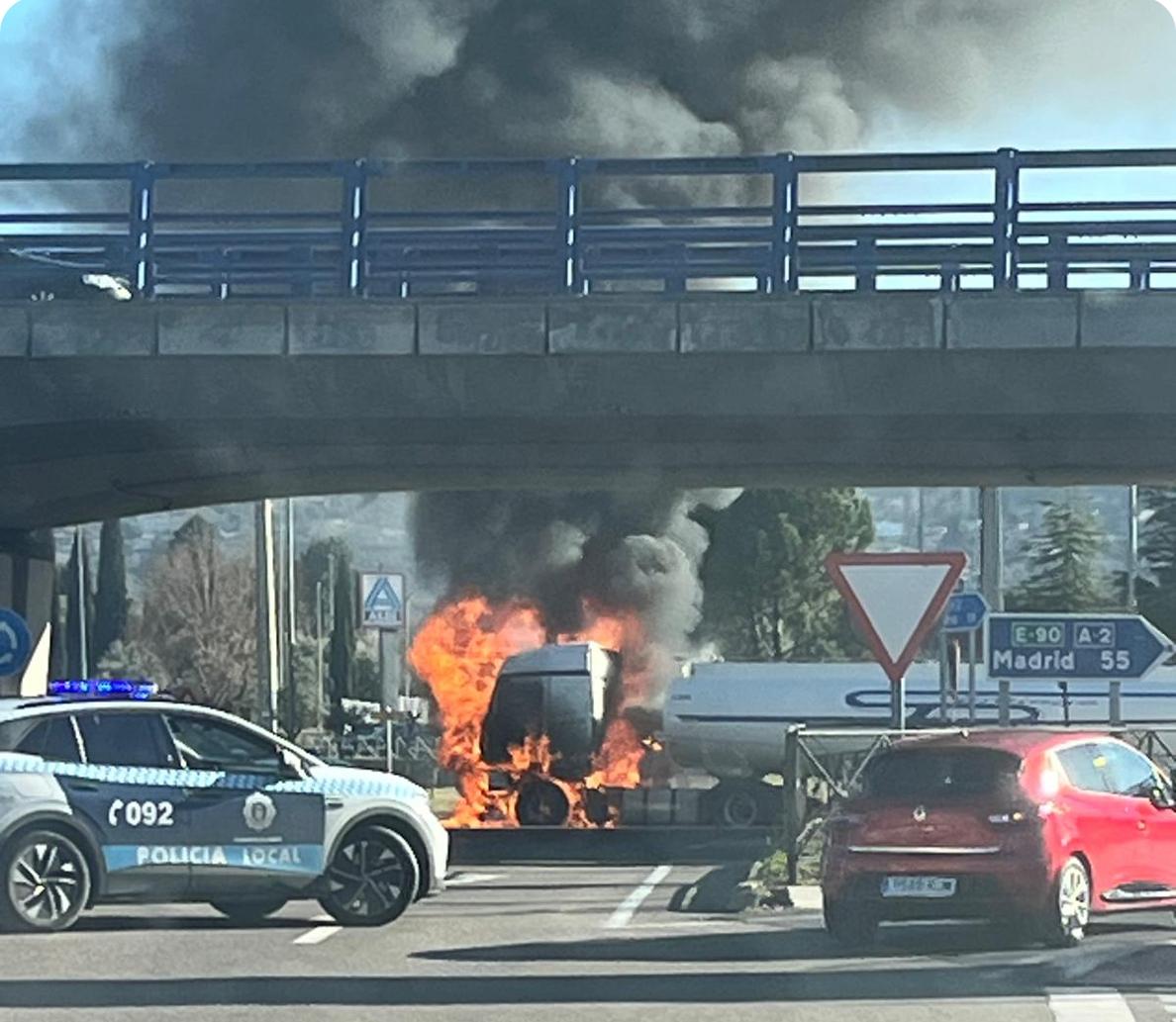 Camión ardiendo en Cuatro Caminos/foto @Peter_LF