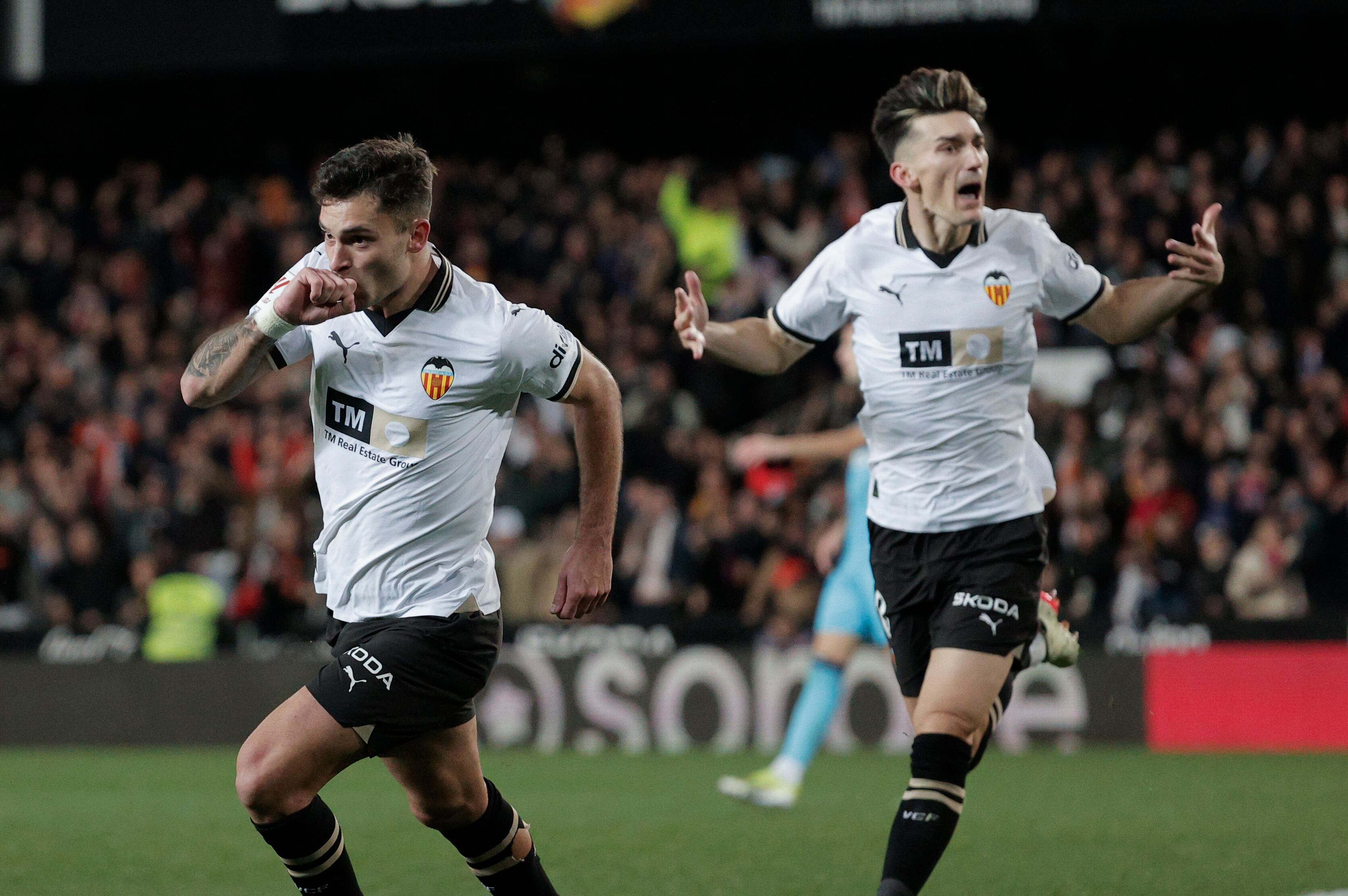 VALENCIA, 20/01/2024.- El delantero del Valencia, Hugo Duro (i), celebra el primer gol de su equipo durante el encuentro correspondiente a la jornada 21 de Primera División que disputan hoy sábado Valencia y Athletic Club en el estadio valencianista de Mestalla. EFE / Manuel Bruque.
