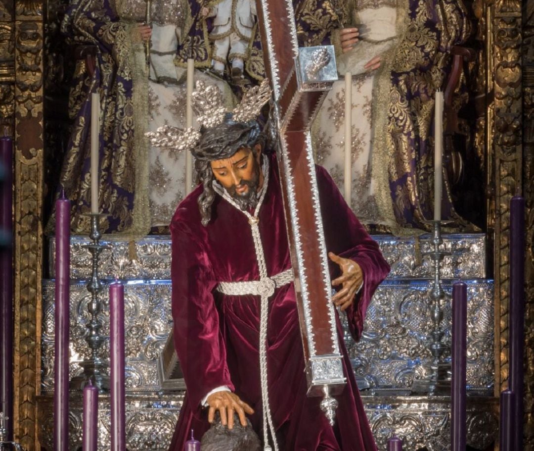 Esta imagen del Cristo de las Tres Caídas ante el retablo mayor de Santa Ana no podrá verse en este año 2021