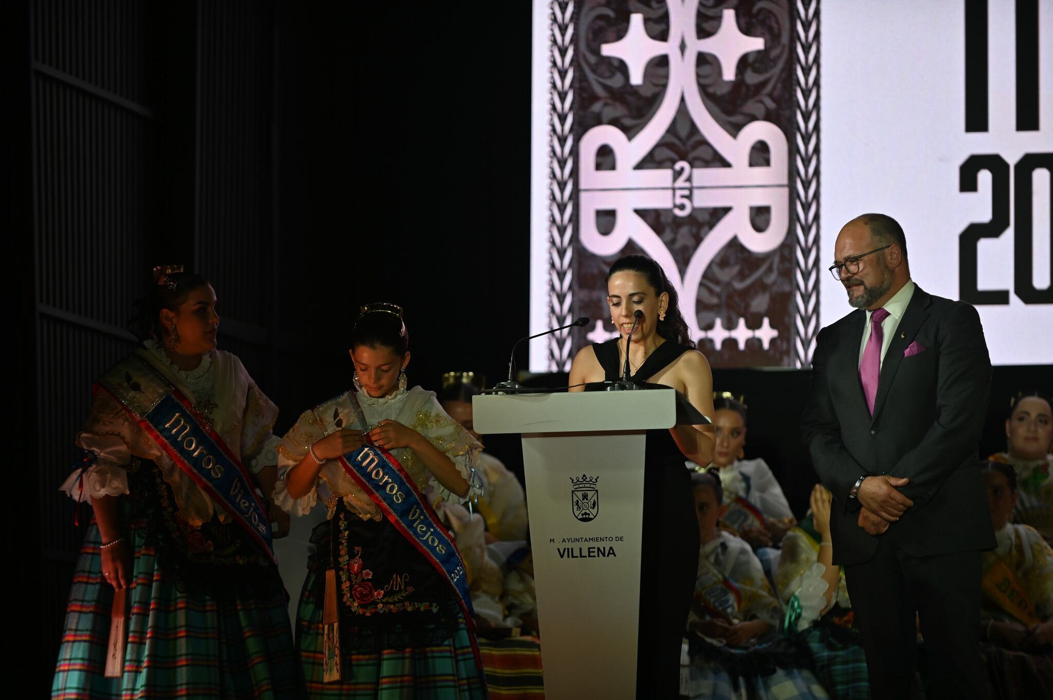 Los Moros Viejos leen el acta del premio