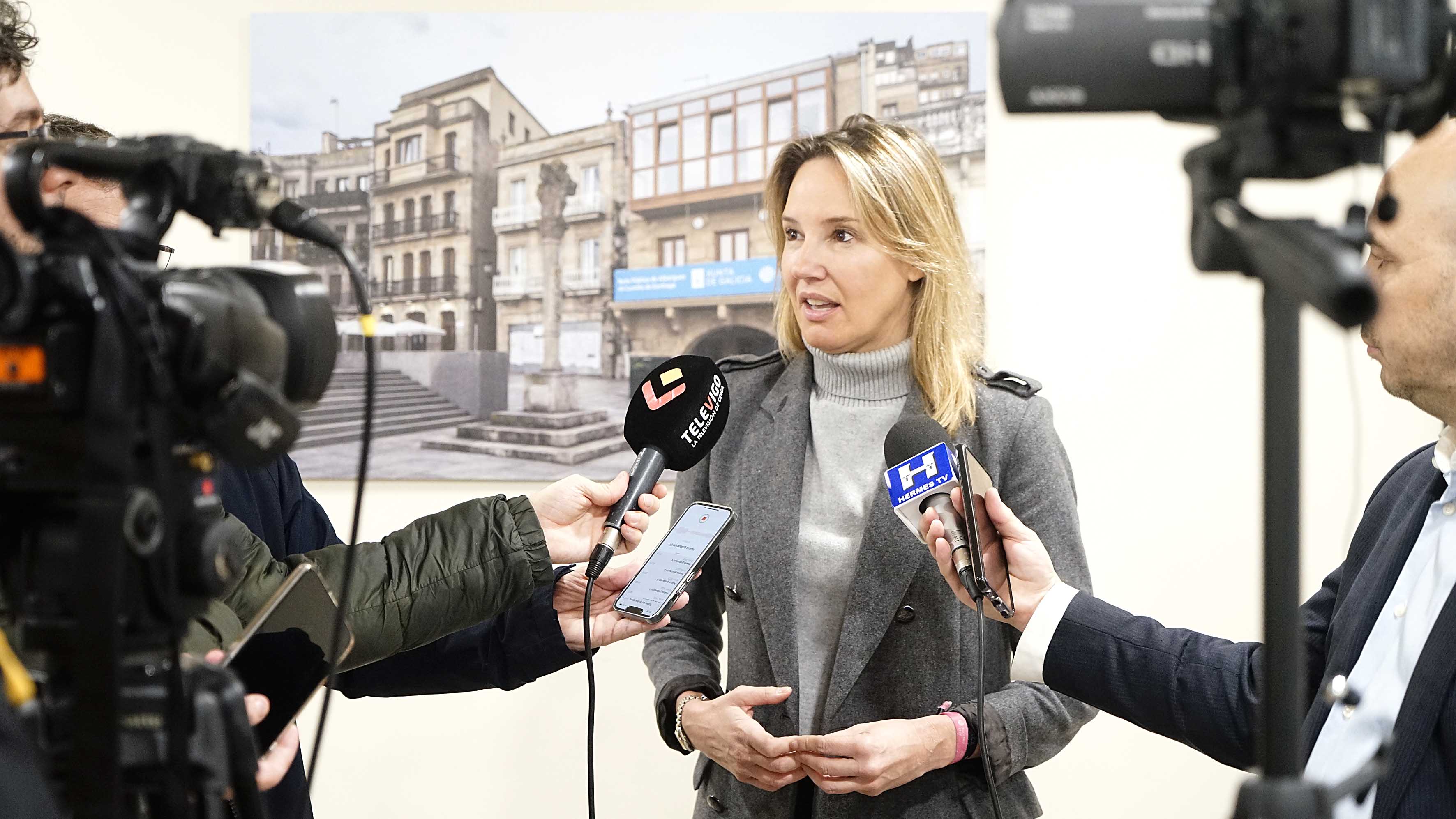 Marta Fernández-Tapias, delegado territorial de la Xunta en Vigo, atendiendo a los medios de comunicación en el albergue del Berbés.