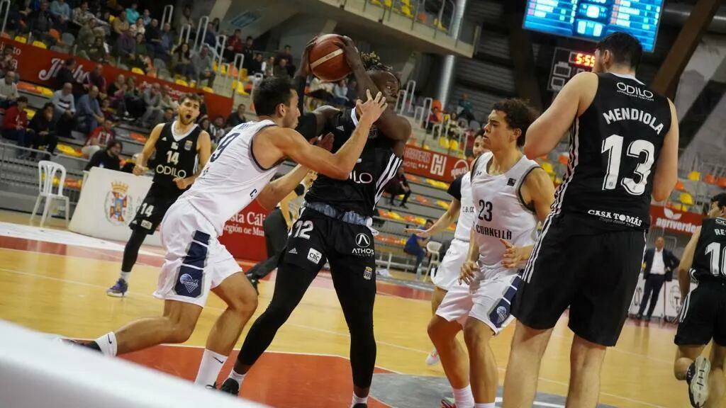 Un lance del partido entre el Odilo Cartagena y el Basket Cornellá