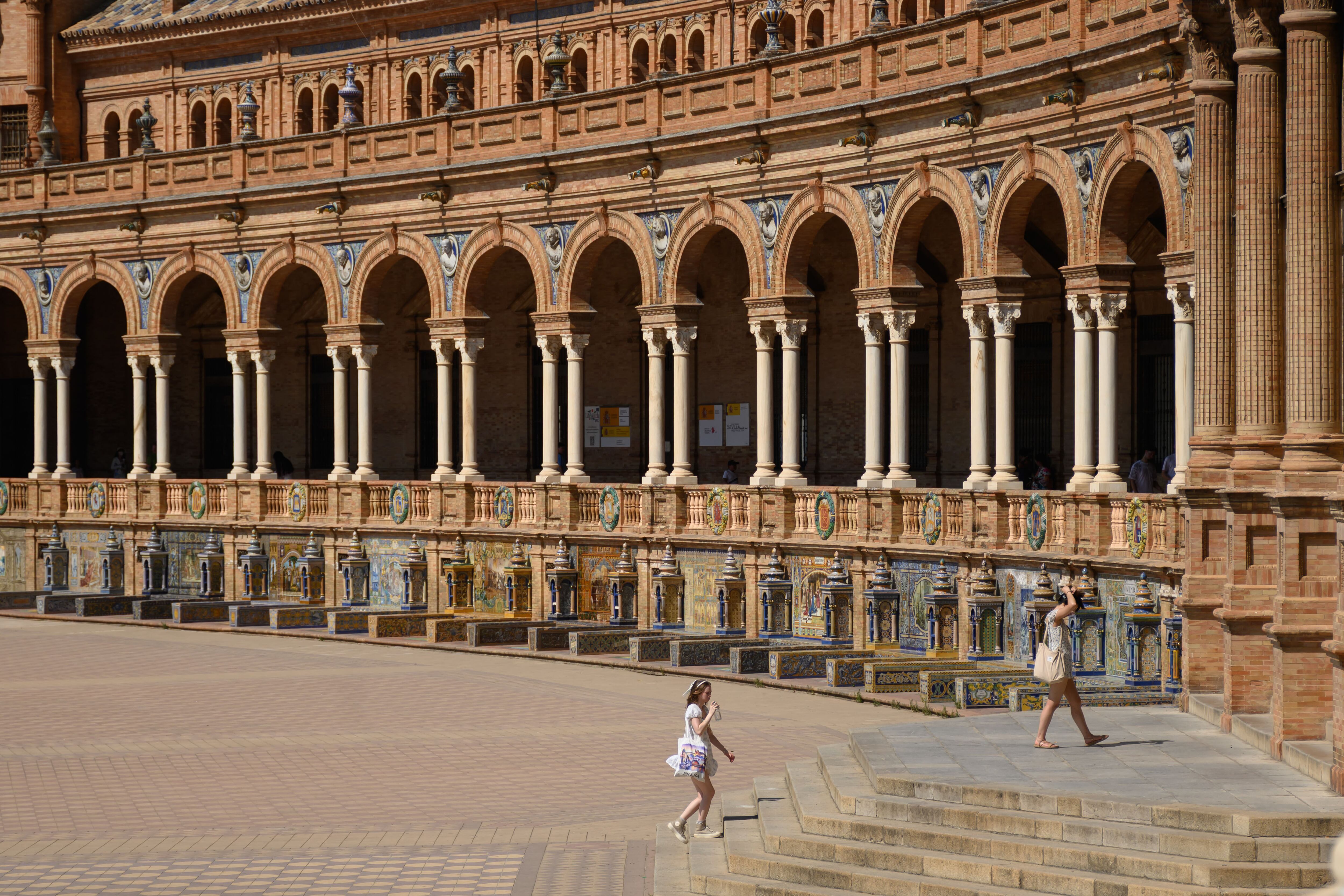 Turistas pasean este jueves por la Plaza de España de Sevilla.