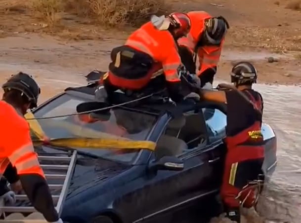 Los bomberos rescatan al conductor de un vehículo atrapado por la lluvia en Murcia