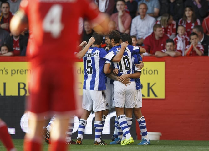 Xabi Prieto celebra con sus compañeros tras anotar un gol ante Aberdeen